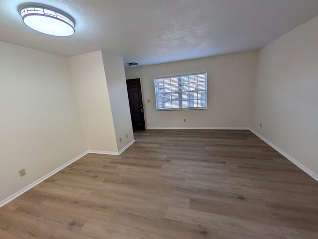 Building Photo - Ground Floor UPDATED 1/1 Washer Dryer Hookups