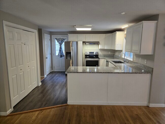 Building Photo - 16 Knoll Rd