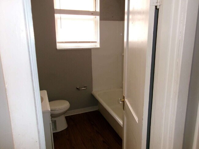 Building Photo - ** MOVE IN SPECIAL** Charming 1-Bedroom Apartment in South St. Louis