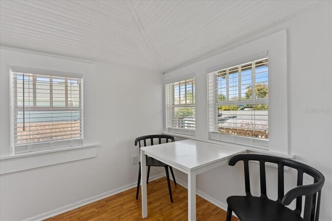 Building Photo - 916 2nd St N