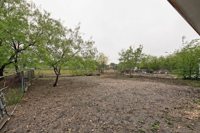 Building Photo - 3-BEDROOM HOME IN LOMA PARK