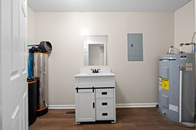 Building Photo - Renovated 3 Bedroom Dog Friendly Home For Rent on Lafayette Road!