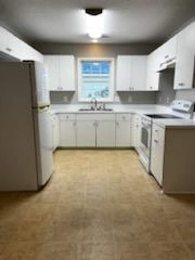 Building Photo - 3 BR Close to Bosch, Downtown, Shopping!
