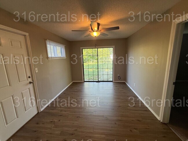 Building Photo - $1400 - 3 bedroom / 1 bathroom - Single Family Home