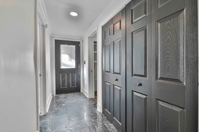 Building Photo - Character-Filled 3BR Home Near Grant Park & Summerhill