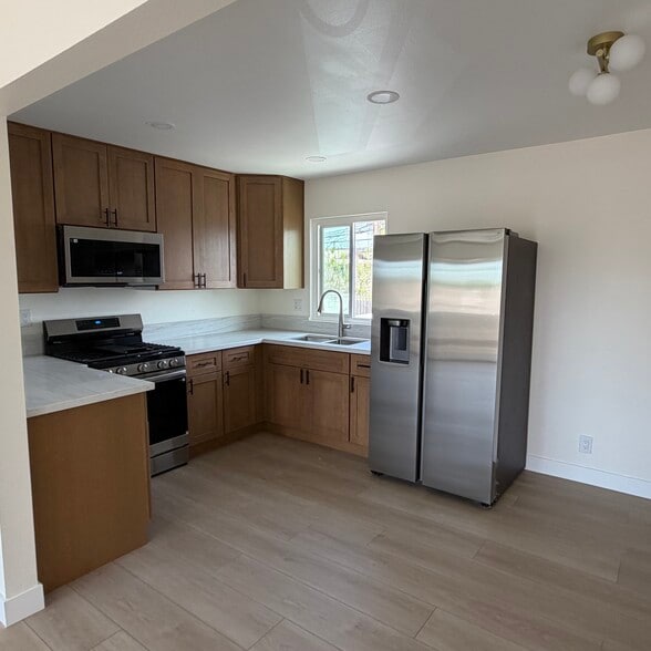 Kitchen - 4929 W 118th Plz