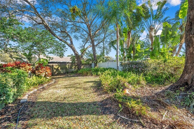 Building Photo - 8789 Maplewood Rd