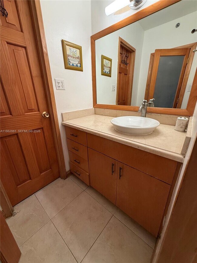 Building Photo - 100 Lincoln Rd