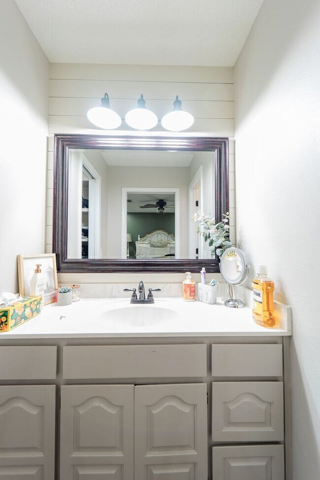 Building Photo - Charming 4 bedroom, 3 bathroom with lots of outdoor living space.
