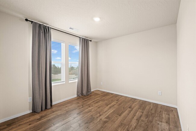 Building Photo - 2022 Built Charming 4-Bedroom Retreat with Scenic Views just 15 minutes west from downtown Spokane