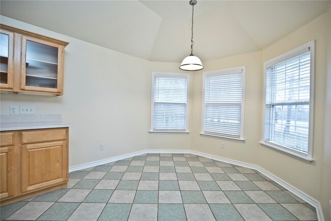 Building Photo - 402 NE Shasta Ct