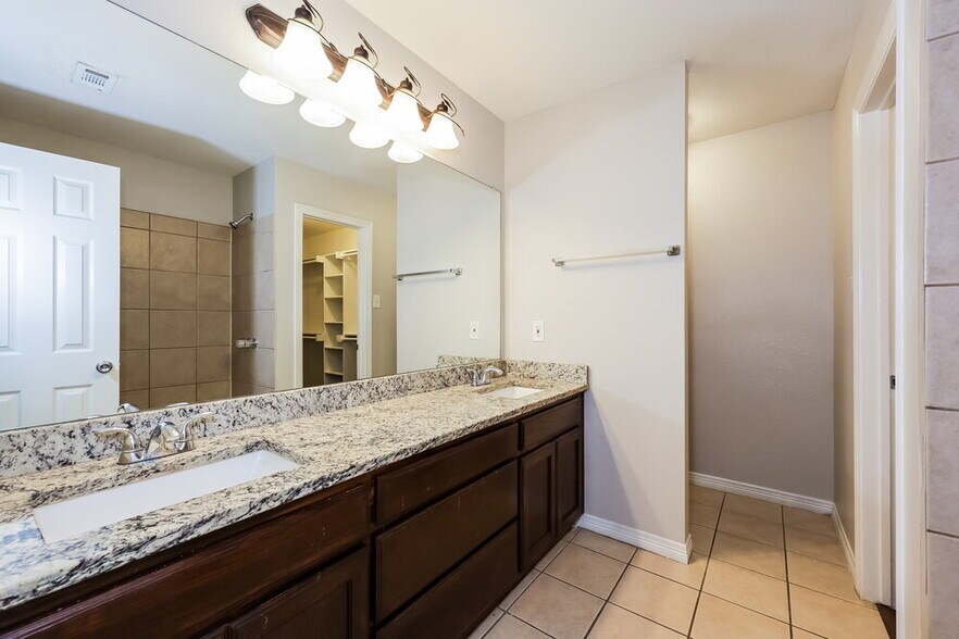 Building Photo - 3004 Lawndale Dr