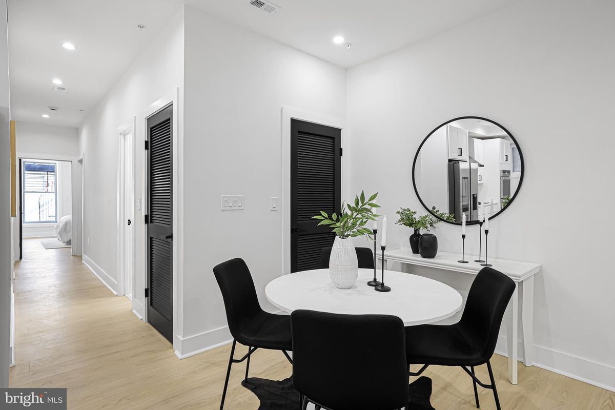 Building Photo - 616 Kenyon St NW