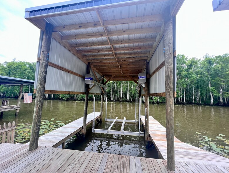 Covered boat lift - 23372 Chene Blanc Ln