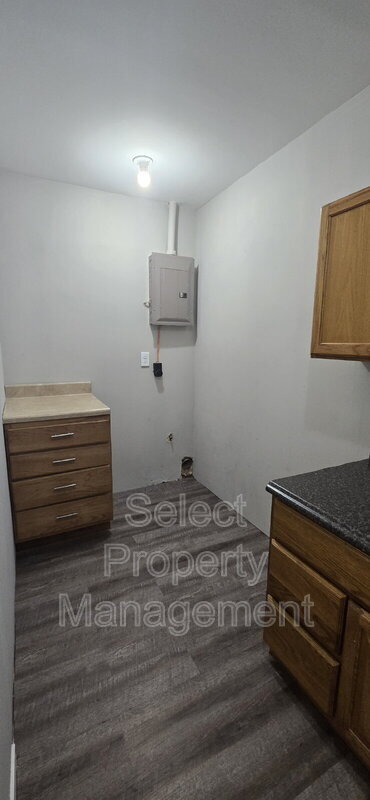 Building Photo - 4911 Hoagland Ave