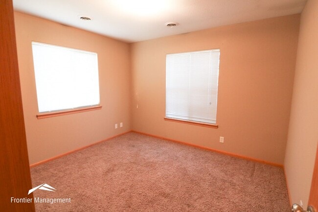 Building Photo - Comfortable 3 bedroom 2 bathroom duplex lo...