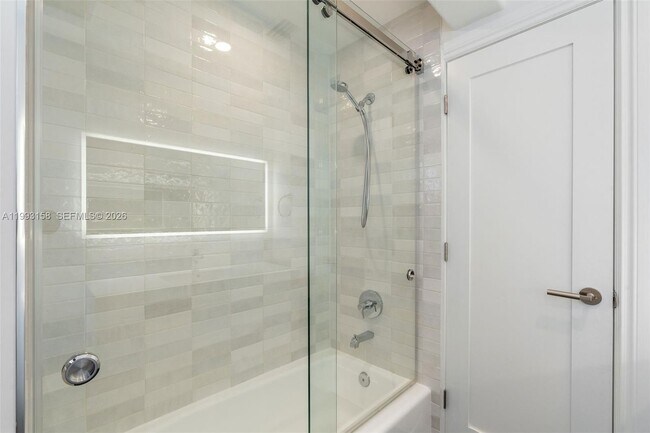 Building Photo - 634 W 47th St