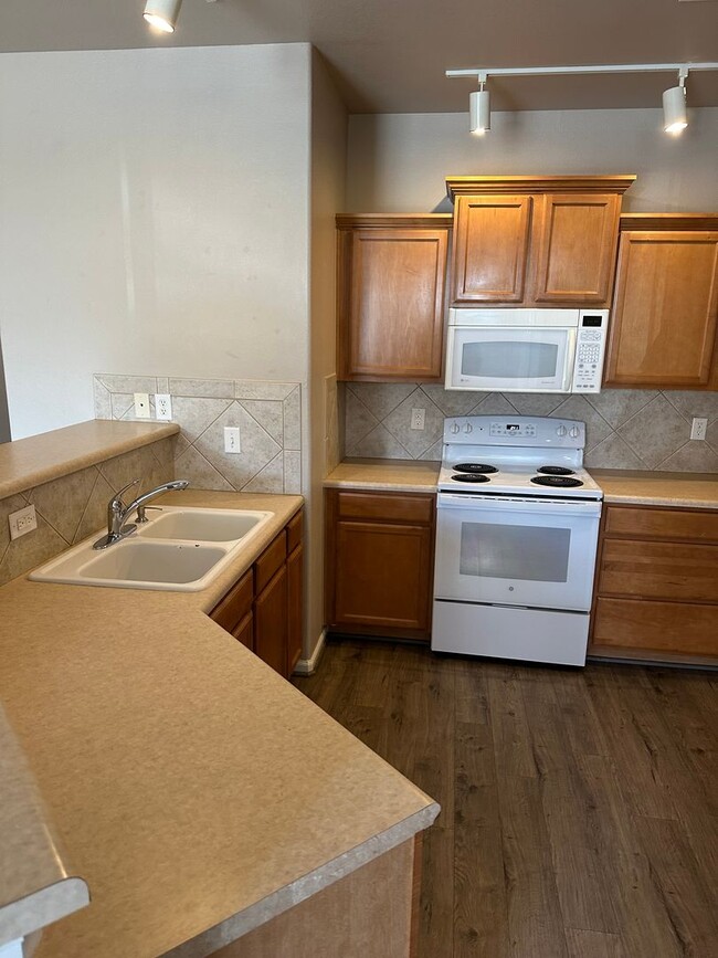 Building Photo - Mountain View Condo