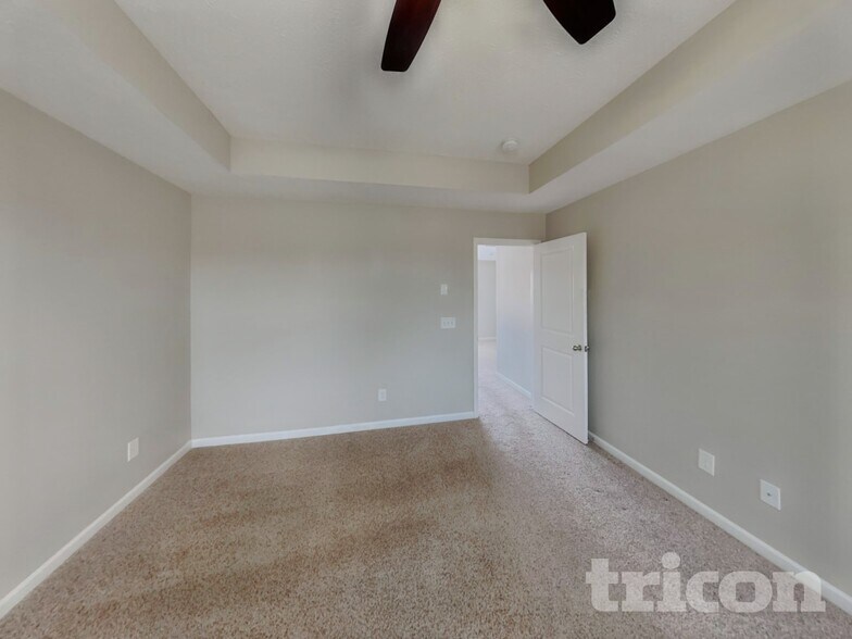 Building Photo - 1637 Robindale Dr