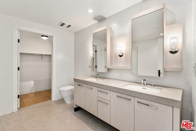 Building Photo - 10777 Wilshire Blvd