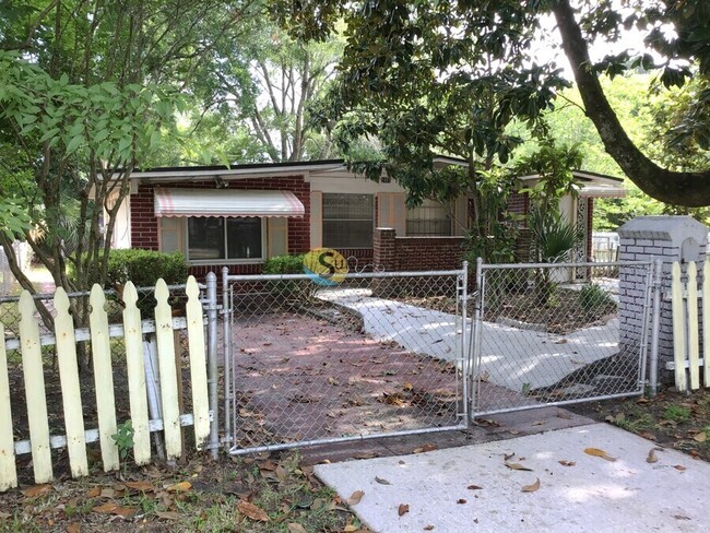 Building Photo - This Home Has Spunk! Fully Fenced!