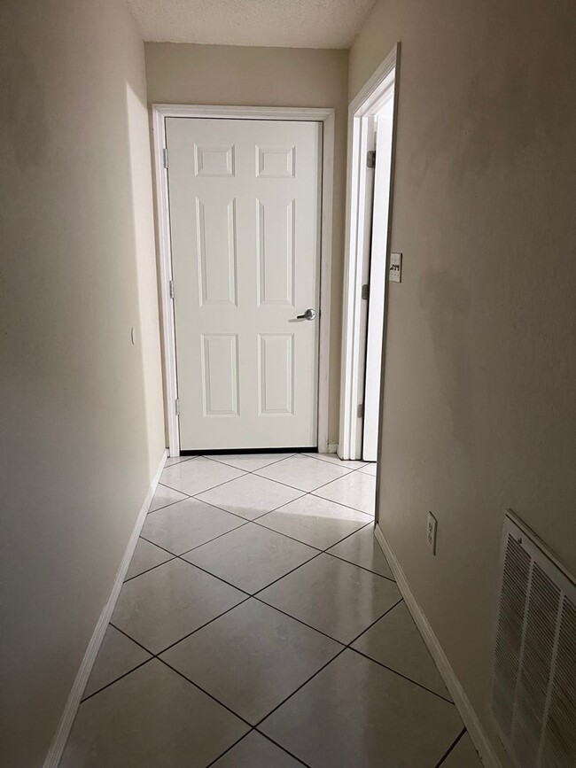 Building Photo - Townhome in Pinellas Park for Rent