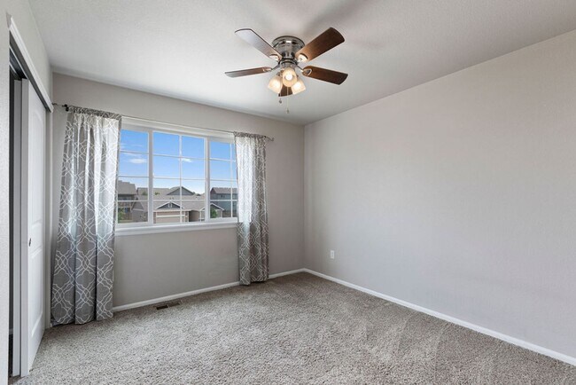 Building Photo - 3 Bedroom 2 1/2 Bath in Loveland