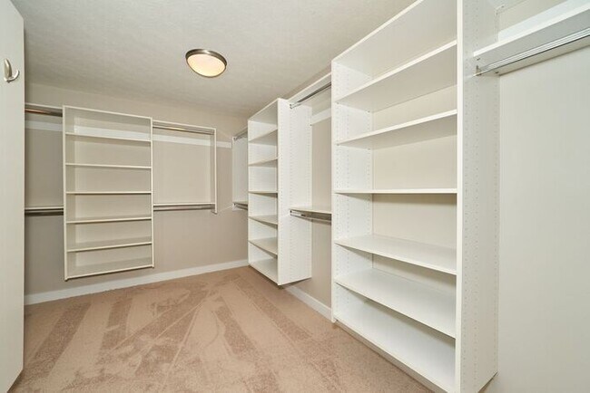 Building Photo - Beautiful 5 Bedroom With Finished Basement in Fishers