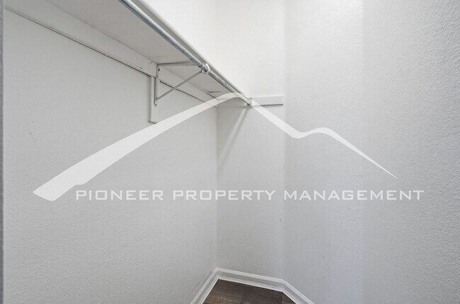 Building Photo - Spacious Condo with Central AC and Washer/Dryer