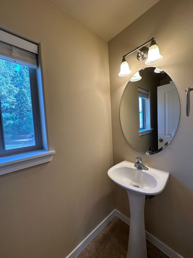 Building Photo - MOVE IN SPECIAL!  Remodeled 3 Bedroom / 2.5 Bathroom Home Southwest Redmond