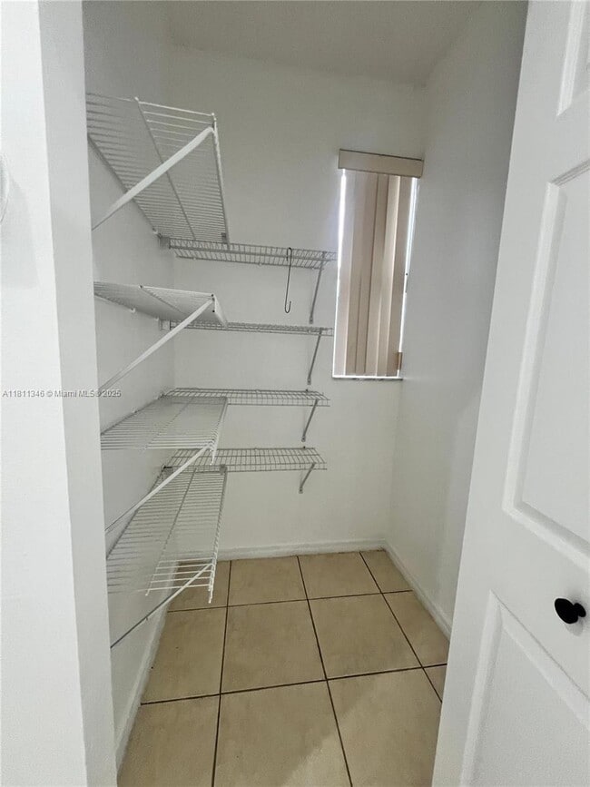 Building Photo - 4285 NE 10th Ct