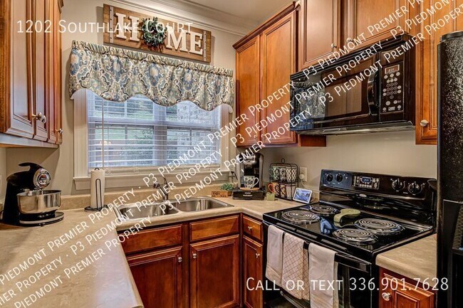 Building Photo - 1202 Southlake Ct