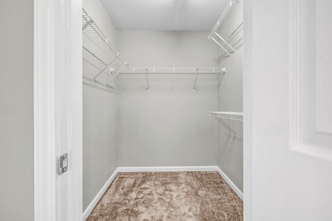 Building Photo - SPACIOUS 3 BEDROOM TOWNHOME