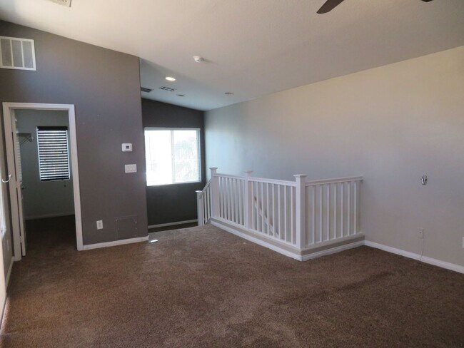 Building Photo - CLEAN AND READY TO MOVE IN