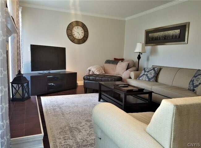 Building Photo - 447 Summerhaven Dr N
