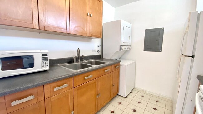 Building Photo - Available Now! Studio on Kinau Street with...