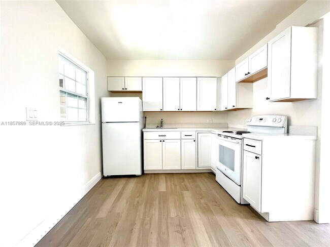 Building Photo - 1004 SW 24th Ave