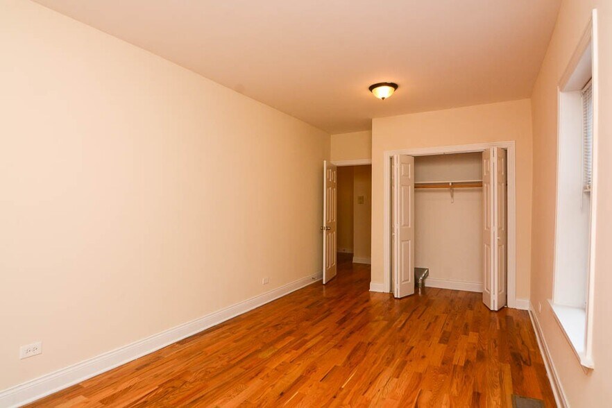 Building Photo - 635.5 W Cornelia Ave