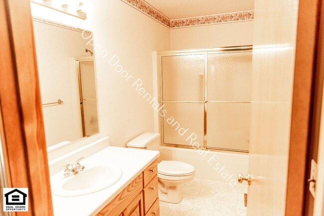 Building Photo - Great 3 bedroom home available!!