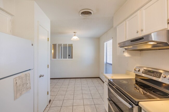 Building Photo - 3 Bedroom 2 Bath Home