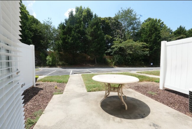 Building Photo - Charming 2-bedroom, 2.5-bath home