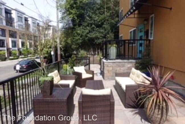 Building Photo - 210 10th Ave E