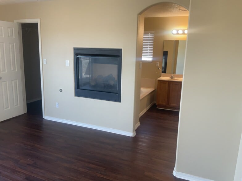 Building Photo - 3337 Cochiti St NE