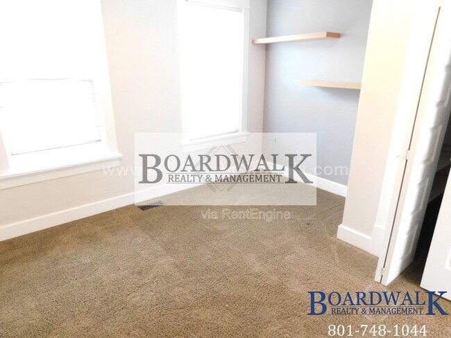 Building Photo - 657 Warnock Ave