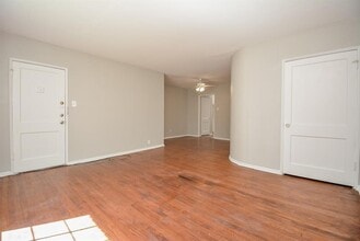 Building Photo - 2718 Wroxton Rd