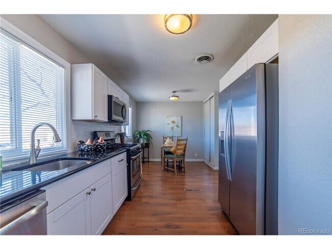 Building Photo - Nicely Remodeled 2 bedroom Bungalow.