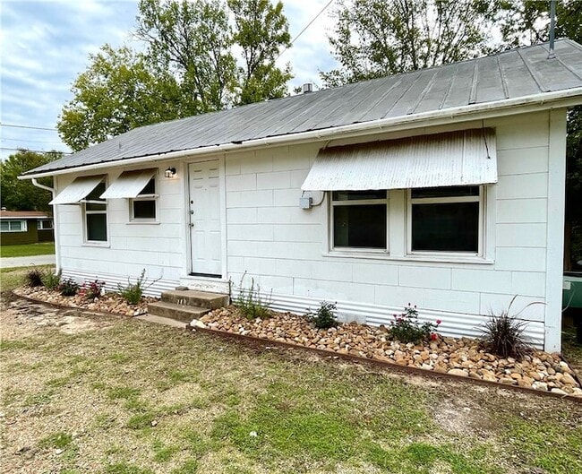 Building Photo - 911 Bina St