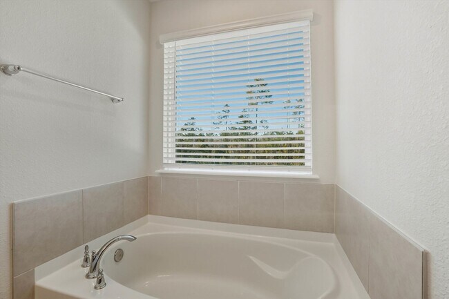 Building Photo - Beautiful Home