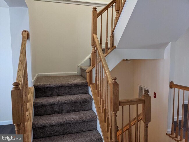 Building Photo - 625 Village Ct