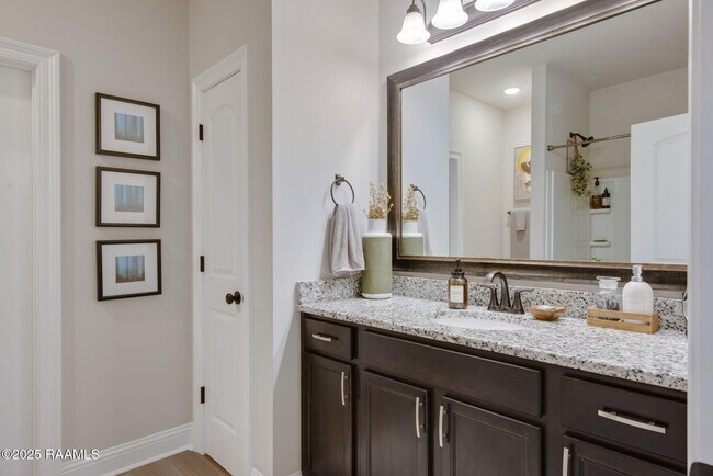 Building Photo - 301 Oak Hill Ln